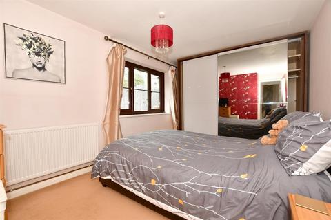 21 Corunna Close, Hythe, CT21 5EA