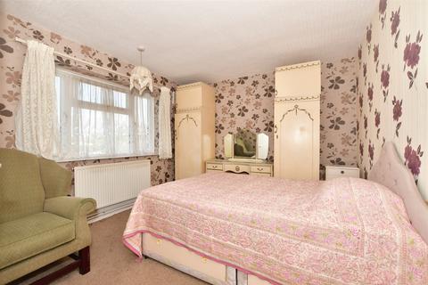 3 bedroom apartment for sale, Longwood Gardens, Ilford, Essex