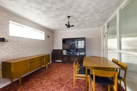 2 bedroom bungalow for sale - Bedford Road, Laindon West, Essex, SS15