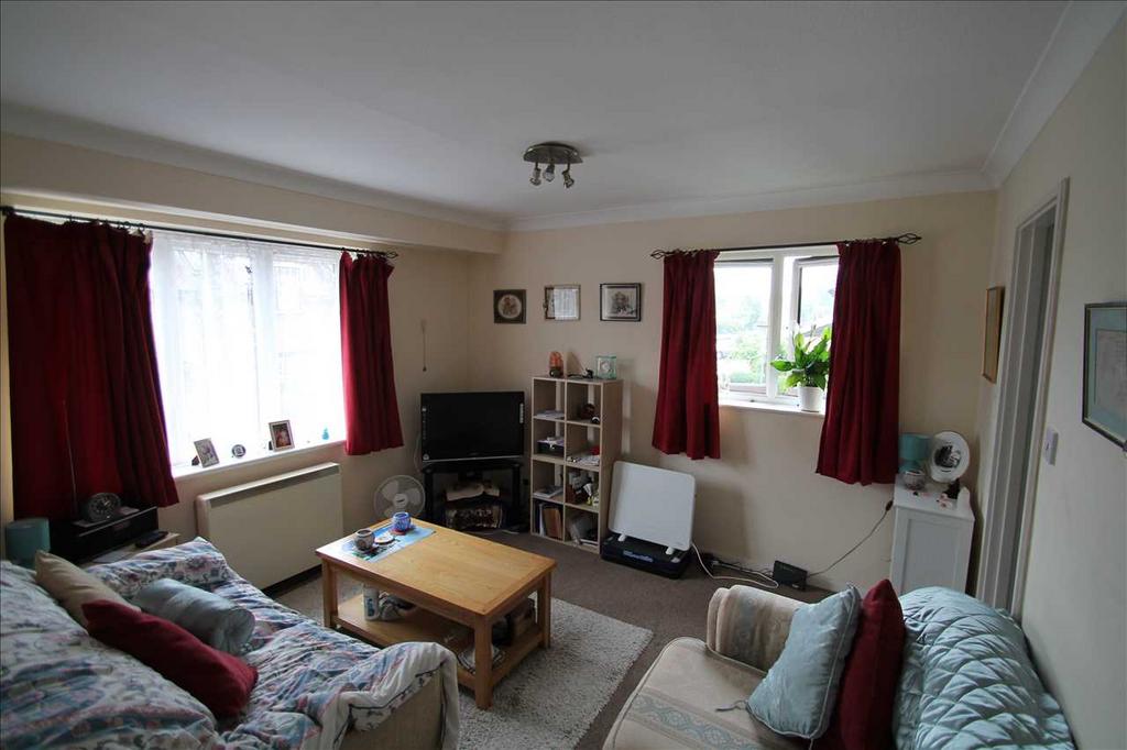 Moments From Coulsdon High Street Studio £900 pcm (£208 pw)