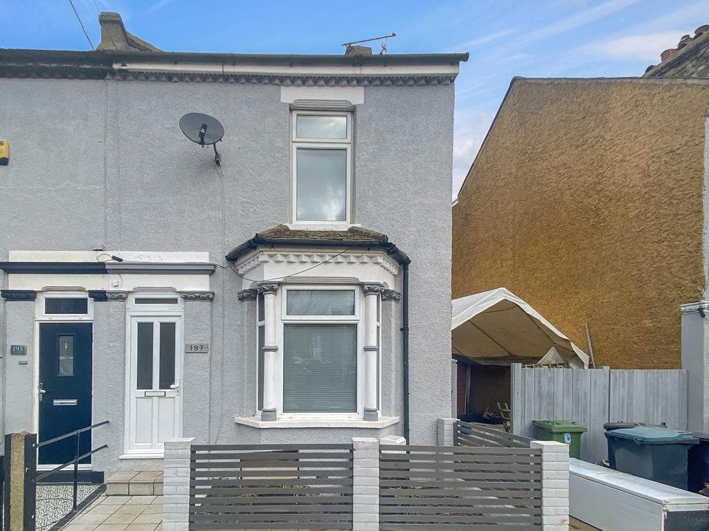 Vale Road, Northfleet, Gravesend... 3 bed semidetached house £1,400