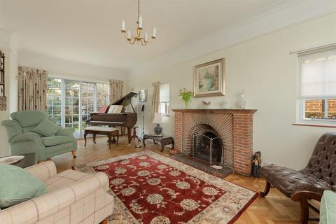 5 bedroom detached house for sale - Ashford Road, Faversham