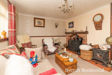 3 bedroom semi-detached house for sale - Durham Avenue, Gorleston