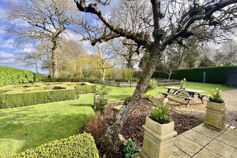 4 bedroom detached house for sale - Bunwell Street, Bunwell