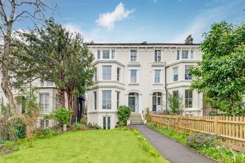 1 bedroom apartment for sale - South Bank Terrace, Surbiton