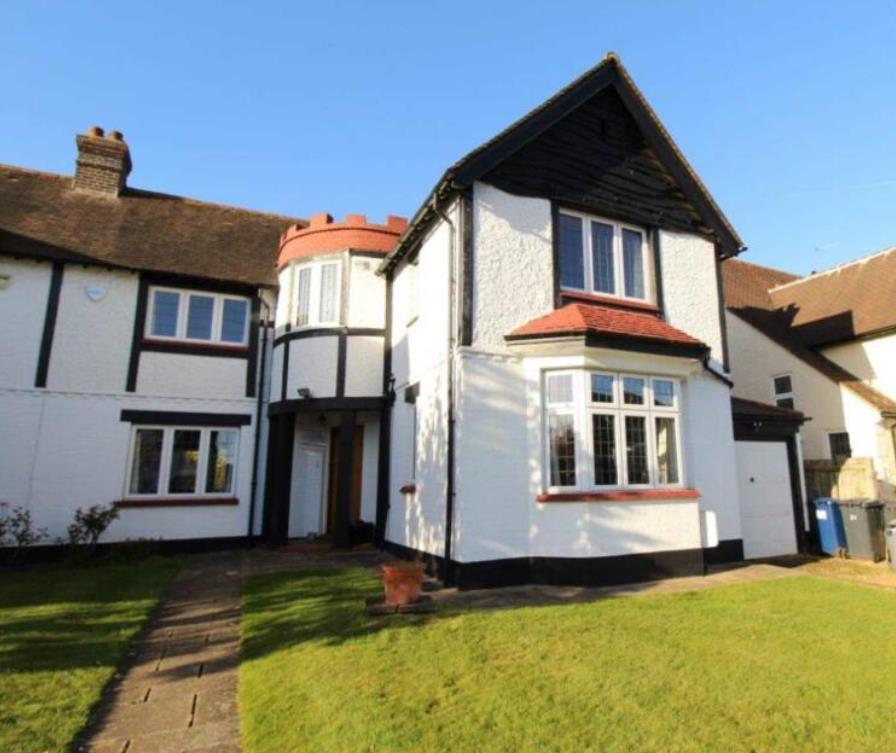 Park, Mill Hill, NW7 4 bed semidetached house £4,000 pcm (£