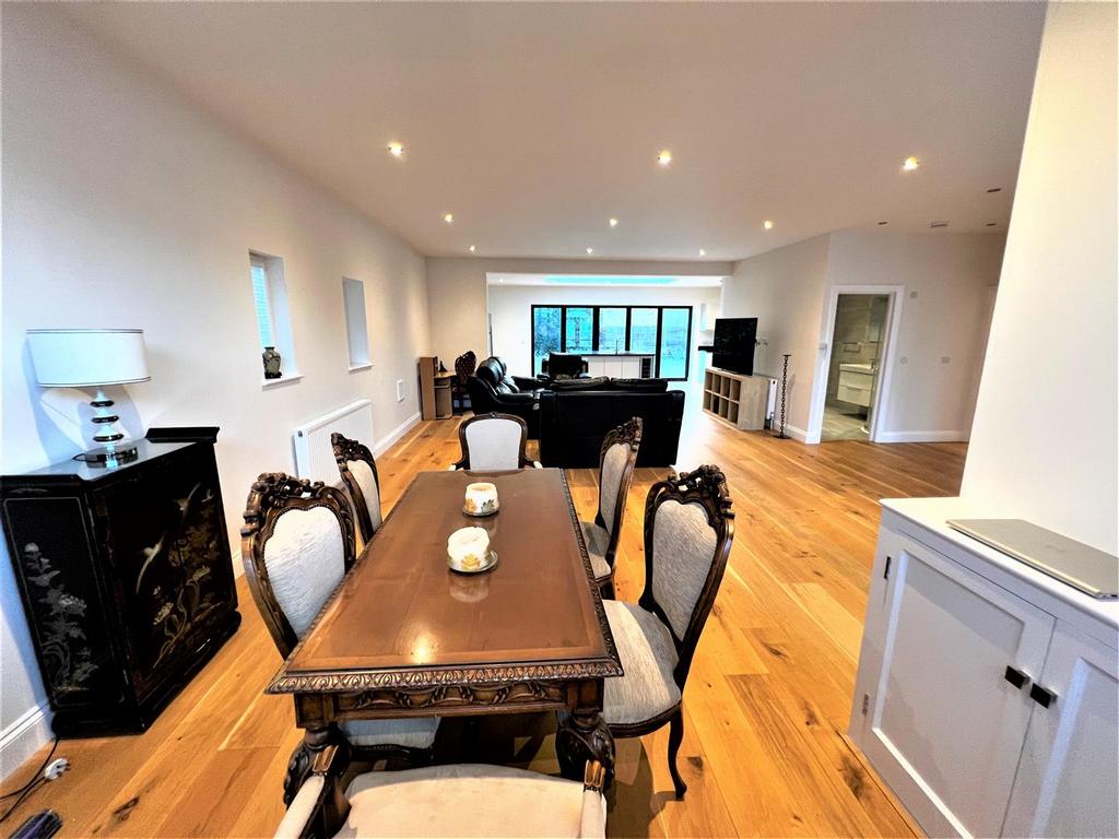 Corfield Street, Bethnal Green E2 5 bed terraced house £3,250 pcm (£750 pw)