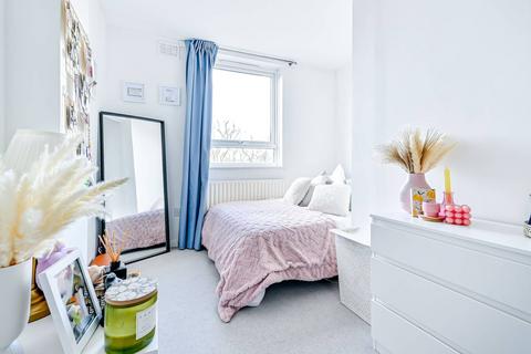2 bedroom flat for sale - Louvaine Road, St John's Hill, London, SW11