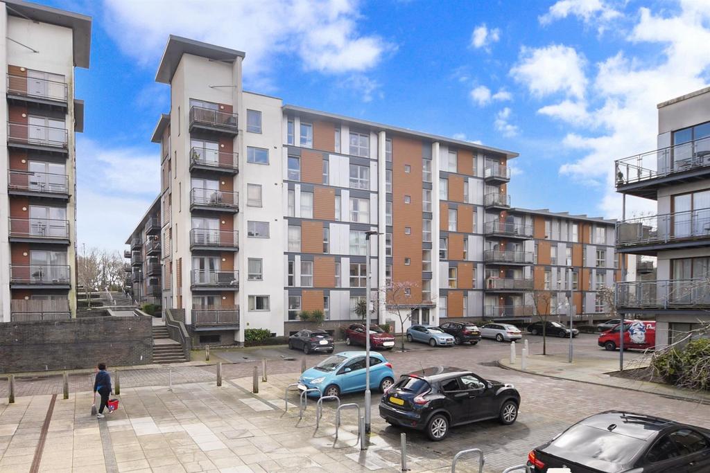 Commonwealth Drive, Three Bridges, Crawley, West Sussex 2 bed apartment