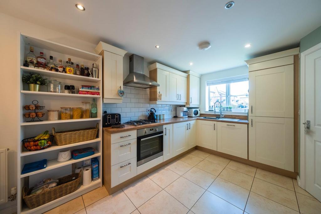 24 Gibson Close-004.JPG