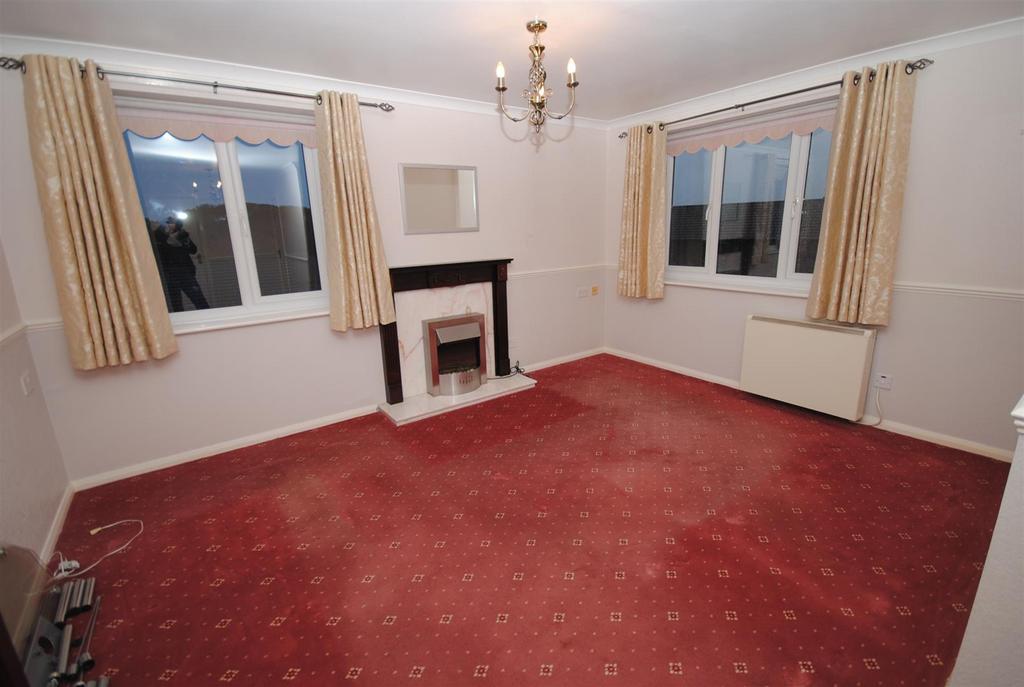 31woodlandscourt LOUNGE.JPG
