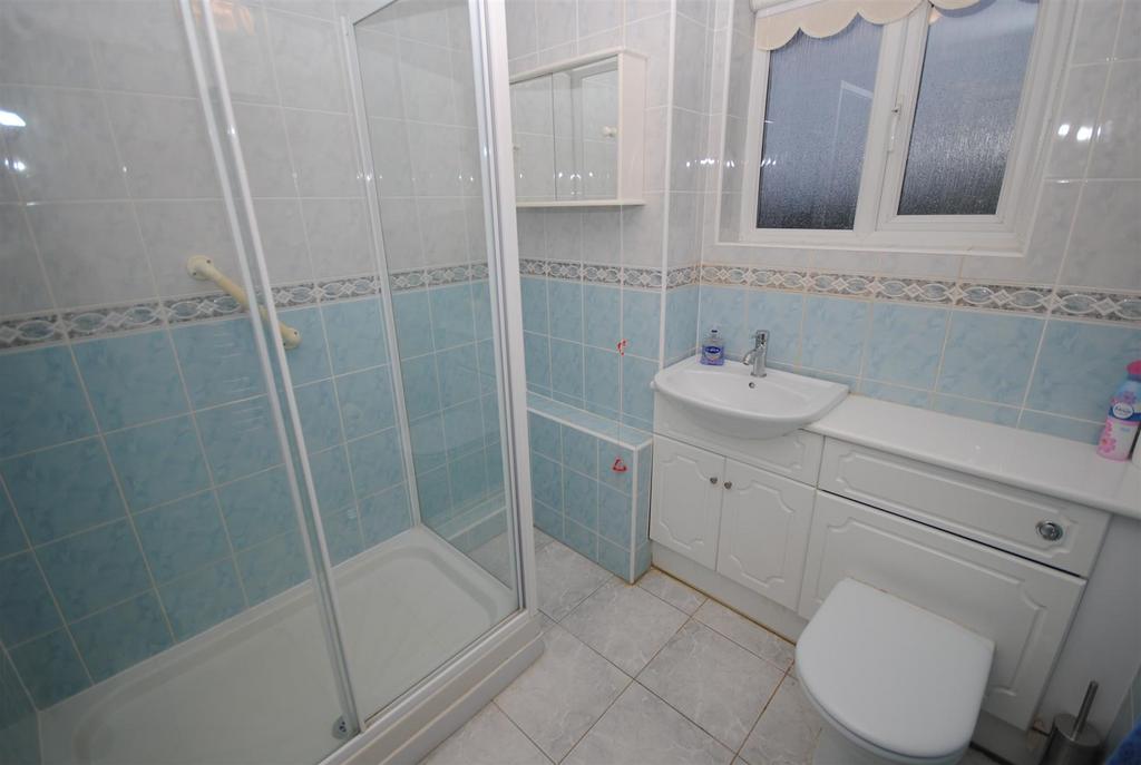 31woodlandscourt SHOWER.JPG