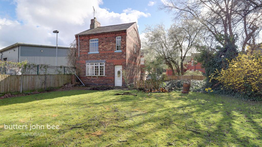 Station Road, Holmes Chapel 2 bed detached house £200,000