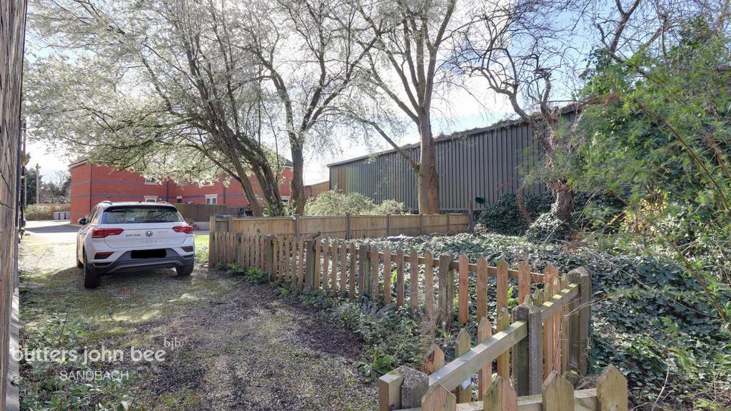 Station Road, Holmes Chapel 2 bed detached house £200,000