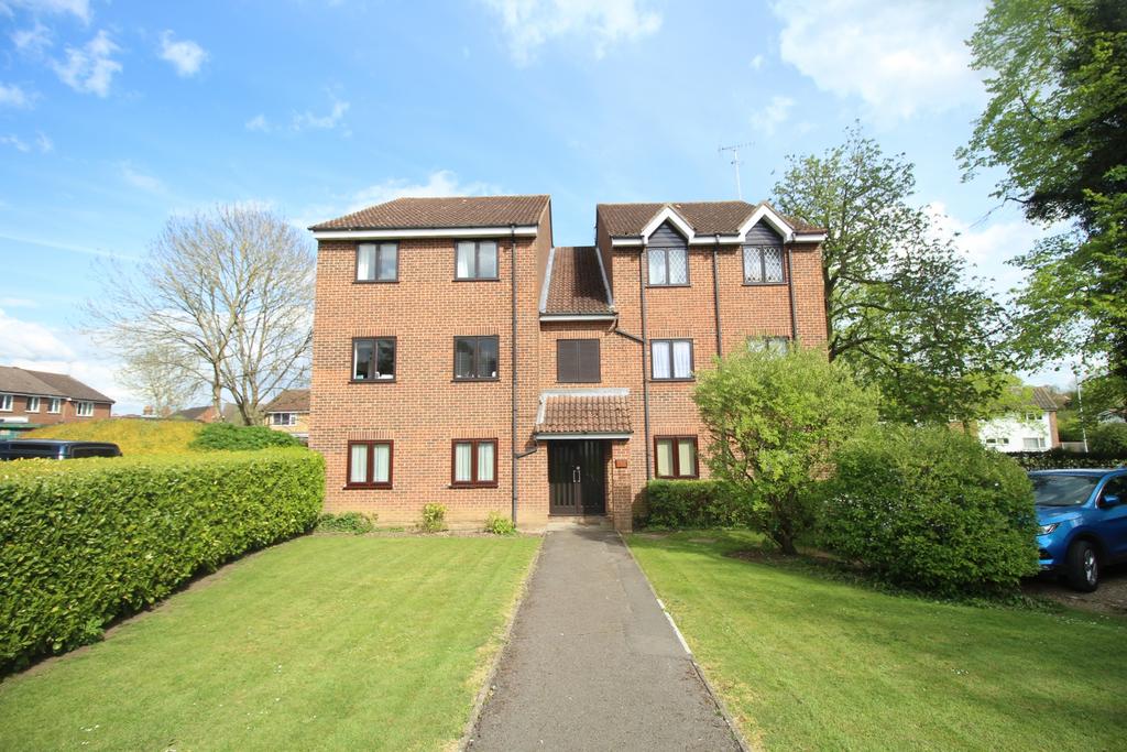Wellington Road, North Weald, CM16 1 bed flat £900 pcm (£208 pw)