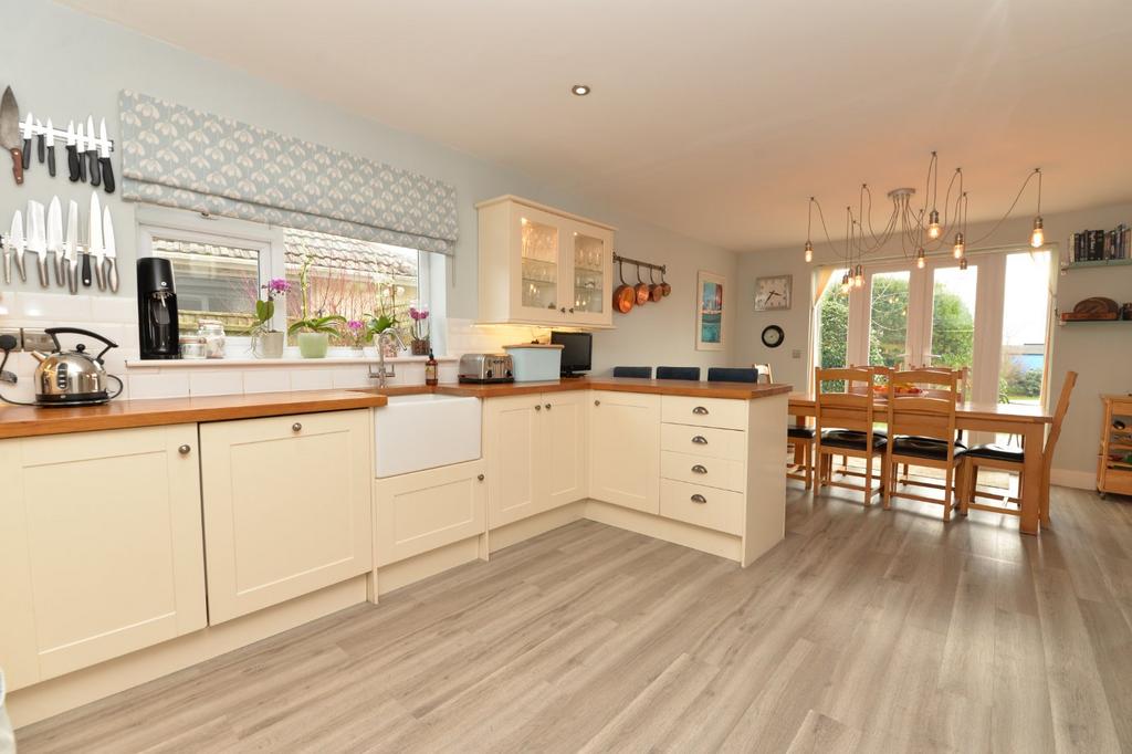 Lavender Road, Hordle, Lymington, Hampshire, SO41 4 bed detached house