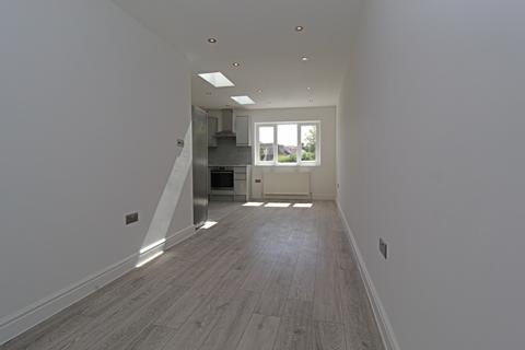 3 bedroom flat to rent - Upper Richmond Road West, SW14