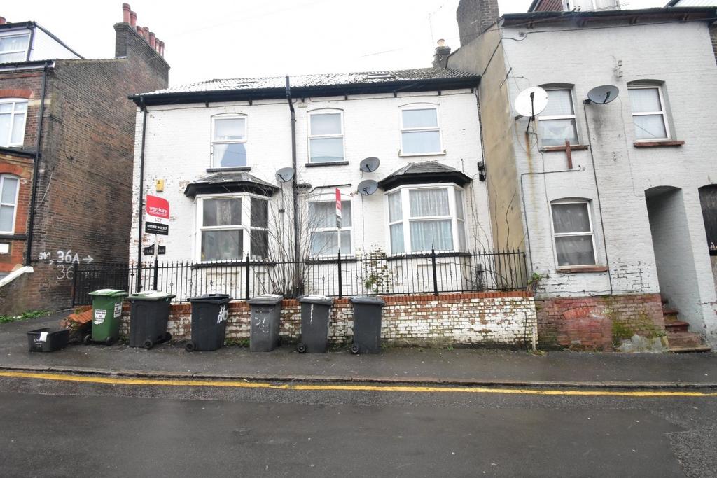 Peak Place, Buxton Road, Luton... 1 bed flat £800 pcm (£185 pw)