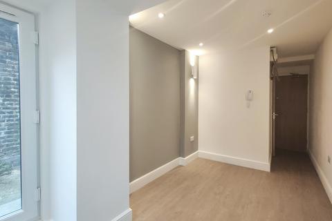 Studio to rent, Swinton Street, London WC1X