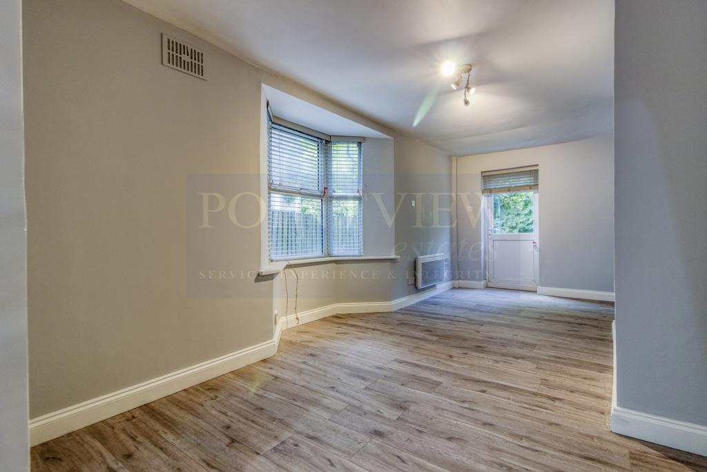 Plumstead High Street, London SE18 1 bed flat to rent £1,350 pcm (£
