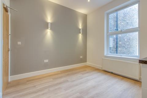 Studio to rent, Swinton Street, London WC1X