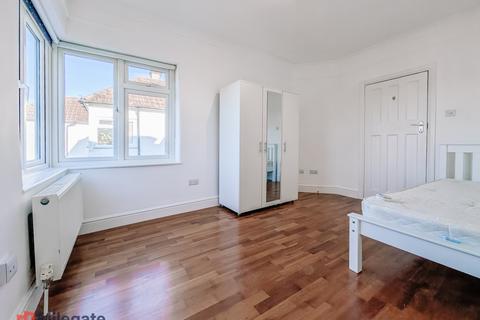 3 bedroom flat to rent, Ashbourne Avenue, London NW11