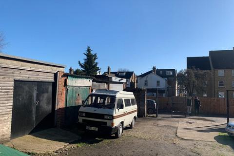 undefined, Avon Path, South Croydon CR2