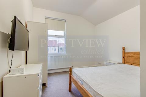 1 bedroom in a house share to rent, Southview Drive, Westcliff-On-Sea SS0