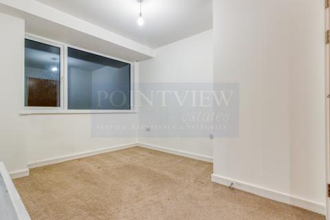 1 bedroom flat to rent - St. Edwards Way, Romford RM1