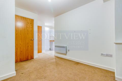 1 bedroom flat to rent - St. Edwards Way, Romford RM1