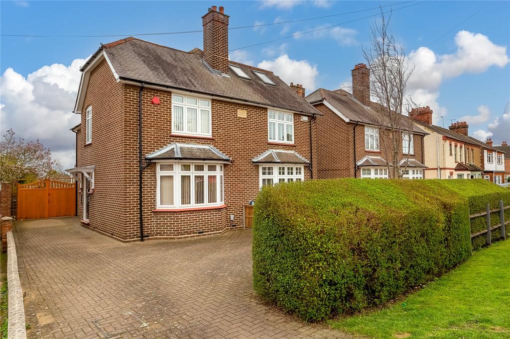 Ampthill Road, Flitwick, Bedfordshire, MK45 3 bed semidetached house