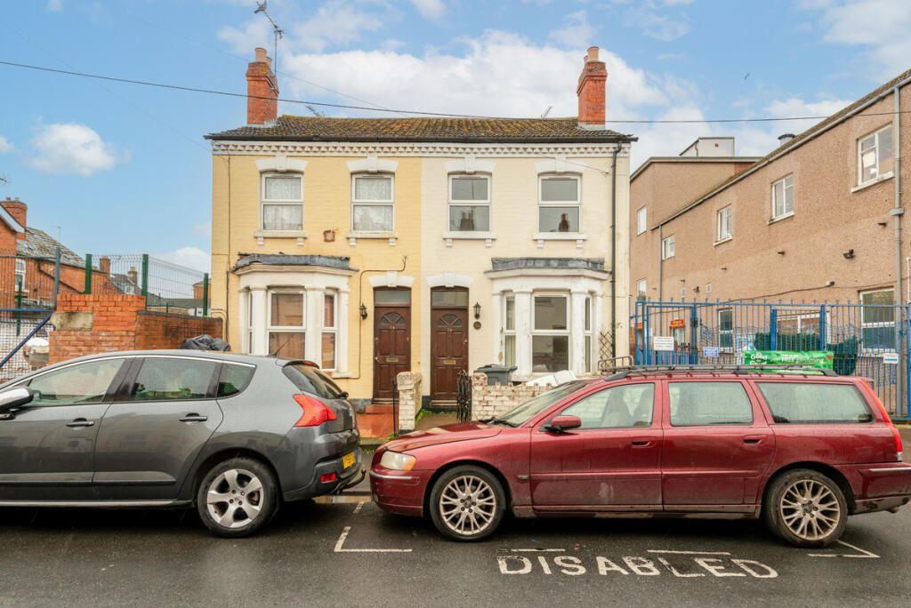 Stratton Road, Gloucester... 2 bed semidetached house £140,000