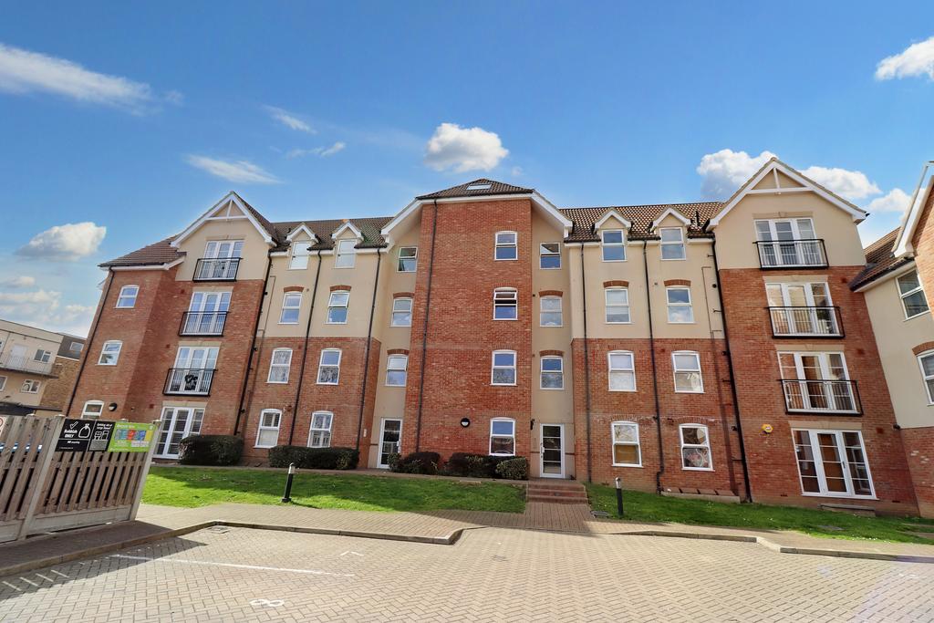 Lenthall Avenue, Grays RM17 2 bed apartment £240,000