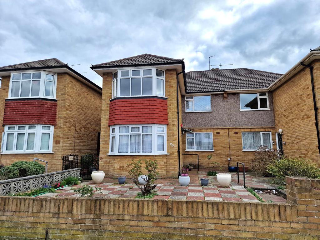 Crantock Road, Catford, London, SE6 2 bed apartment £1,500 pcm (£346 pw)