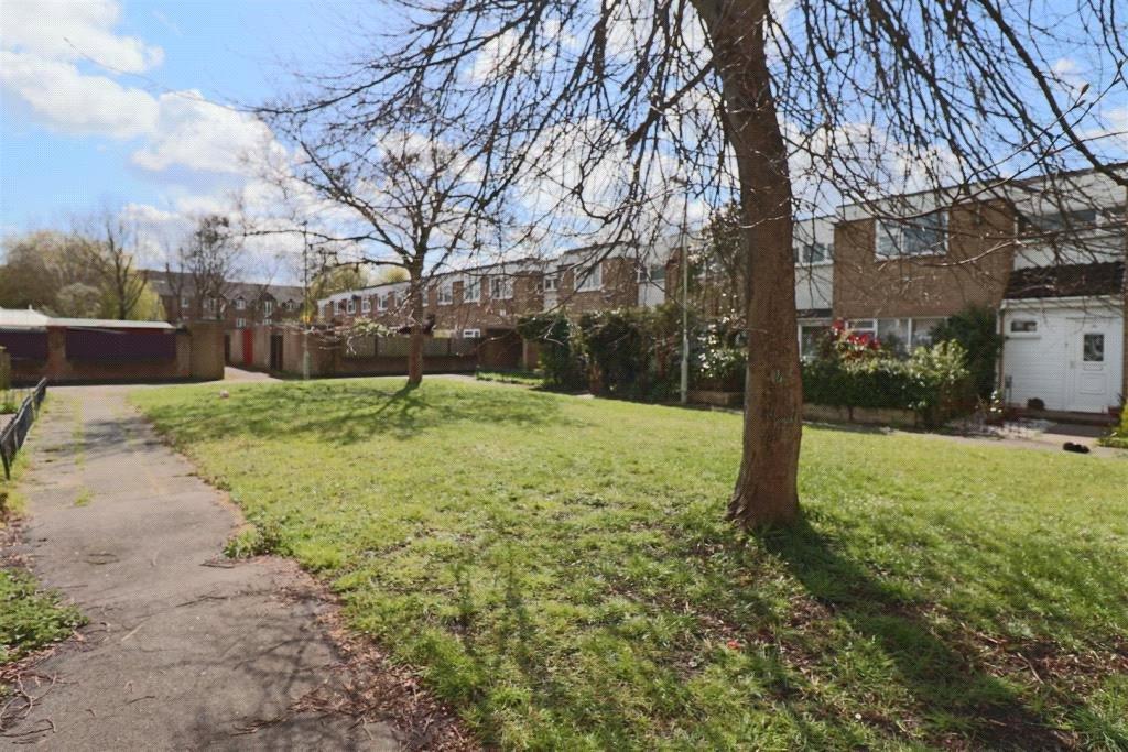 Aldwick Close, Farnborough... 3 bed terraced house to rent £1,550 pcm