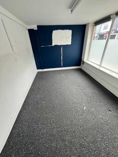 Lodge to rent, Market St, Hyde