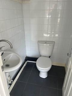 Lodge to rent, Market St, Hyde