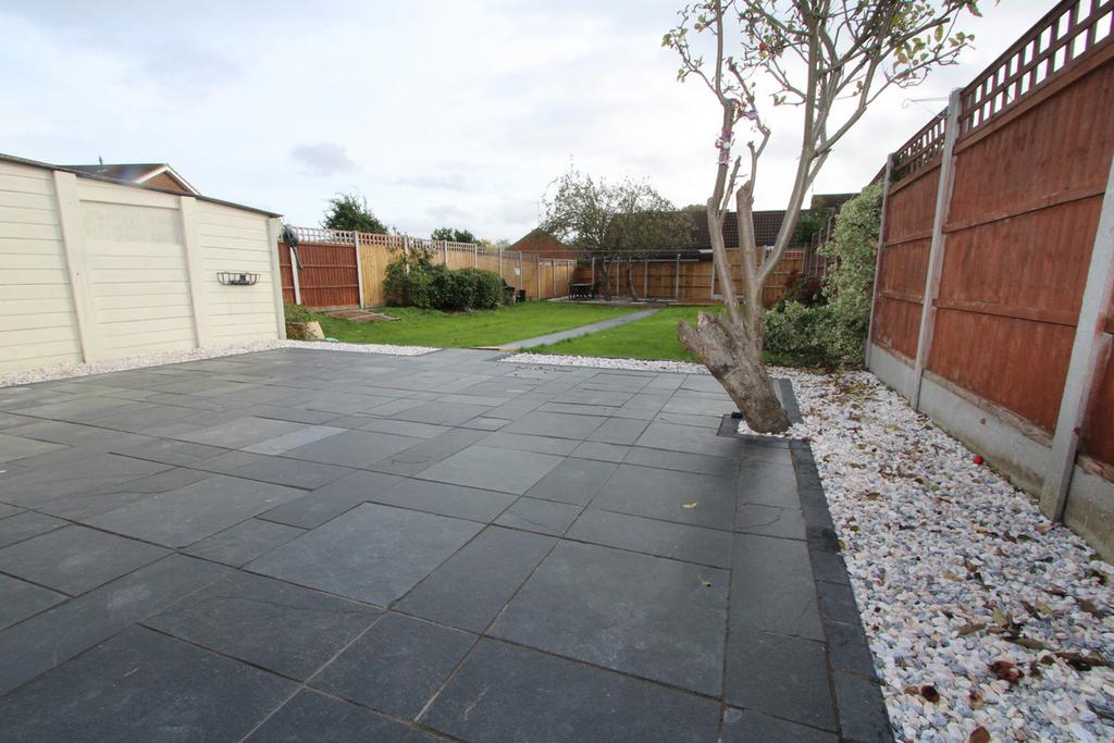 Sandown Road, Benfleet, SS7 2 bed detached bungalow £380,000