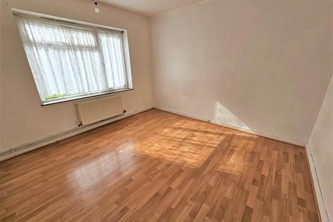 71 Oak Way, Feltham, TW14 8AT