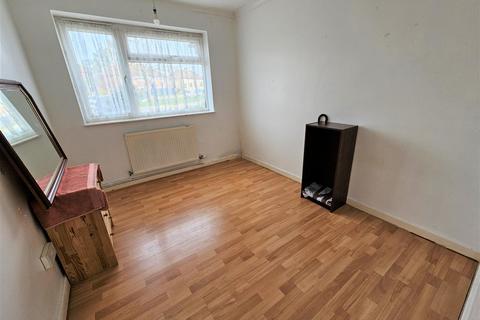 71 Oak Way, Feltham, TW14 8AT