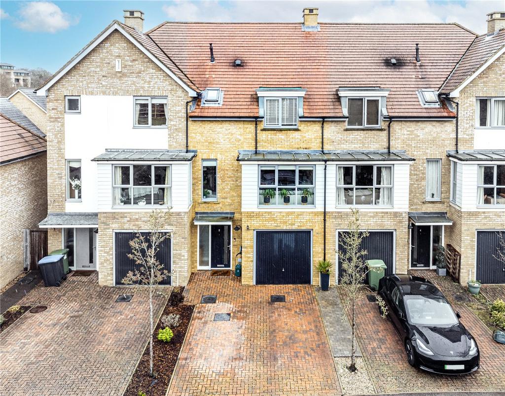 Kingcup Avenue, Hemel Hempstead... 4 bed terraced house £575,000