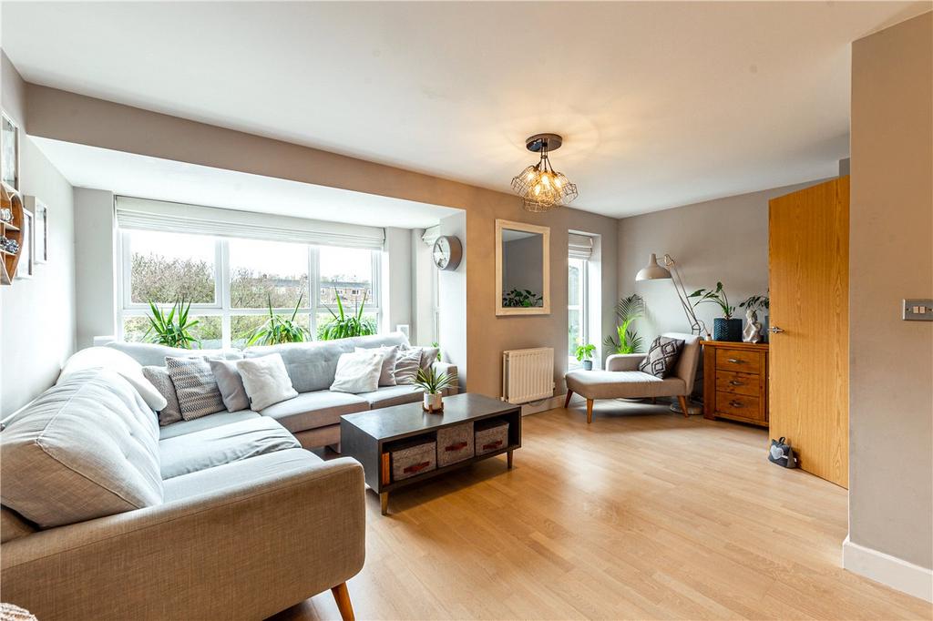 Kingcup Avenue, Hemel Hempstead... 4 bed terraced house £575,000