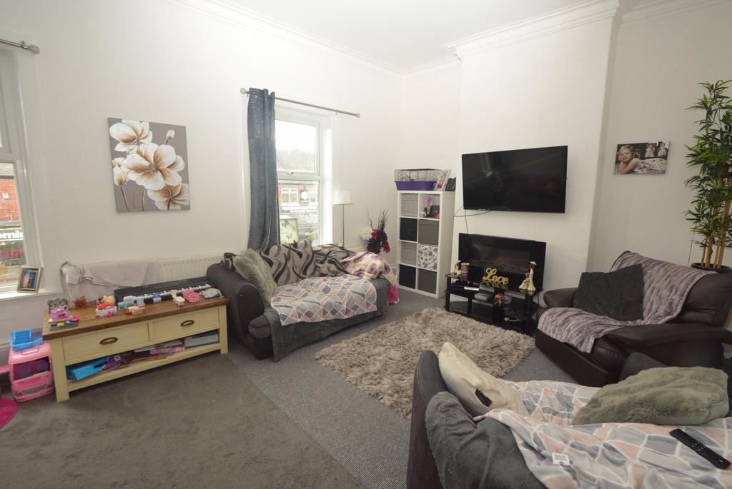 Flixton Road Urmston M41 5AB 3 bed flat £850 pcm (£196 pw)