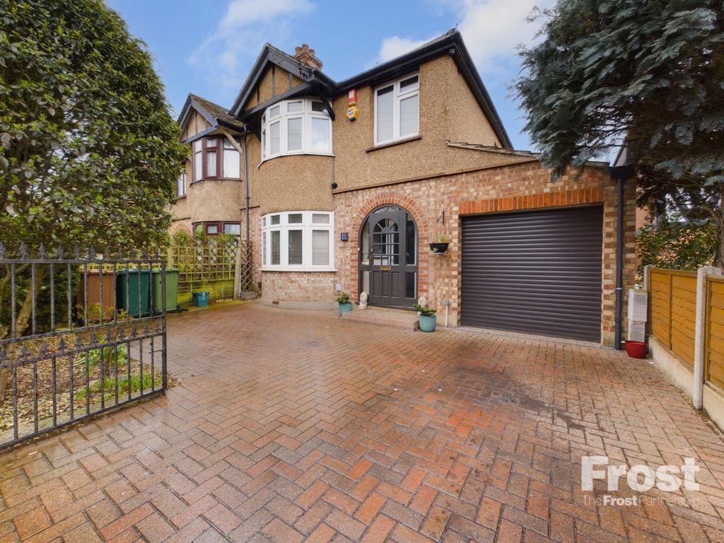 Stanwell Road, Ashford, Surrey, TW15 3 bed semidetached house £2,000