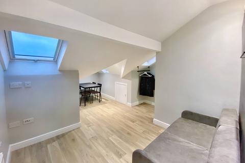 Studio to rent, Glossop Road, Sheffield S10