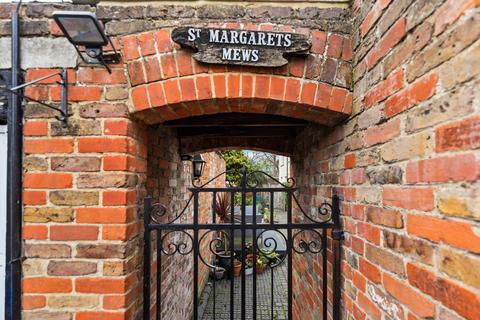 2 bedroom cottage for sale - St. Margarets Mews, Kingston Hill, Kingston Upon Thames, Surrey, KT2