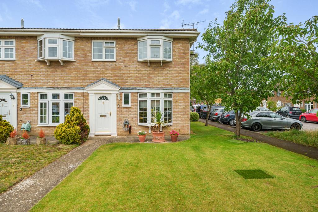 Regency Drive, West Byfleet, KT14 3 bed end of terrace house for sale £515,000