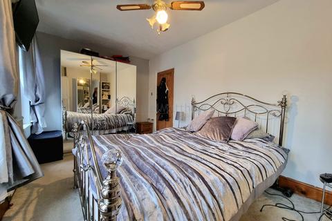 3 bedroom end of terrace house for sale - Quarella Road, Bridgend, Bridgend County. CF31 1JT