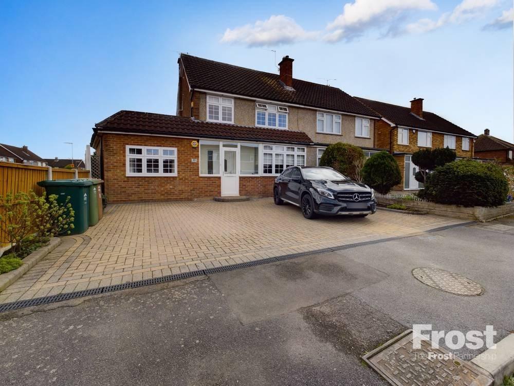 Lynegrove Avenue, Ashford, Surrey, TW15 4 bed semidetached house for