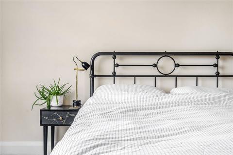 1 bedroom flat for sale - Balham High Road, London, SW17